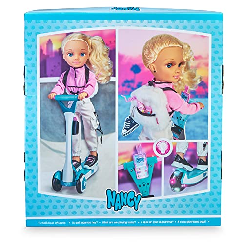 Nancy - Un día con patinete, Muñeca con patinete, tiene luces en las ruedas, ropa muy cool y accesorios para llevar en su mochila, para niñas y niños a partir de 3 años, Famosa (700016705)