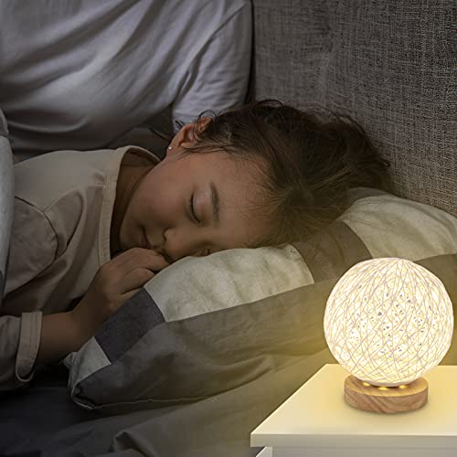 AEUWIER Lámpara de mesa de madera, lámpara de luz nocturna LED con bola esférica de mimbre tejida a mano y cargador USB para dormitorio, sala de estar, sala de café, habitación de bebé (dorado)