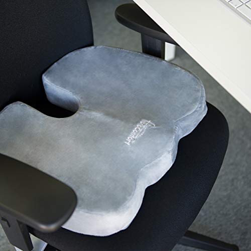 Cojín ergonómico y terapéutico para el coxis. Alivia el dolor de hemorroides y ciática. Cojín antiescaras y viscoelástico para silla de ruedas, oficina, coche y meditación. Base antideslizante. (Gris)