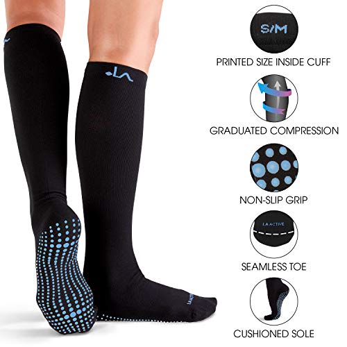 LA Active Calcetines de Compresión Antideslizantes Compressport - 15-20mmHg - Alto de Rodilla Medias Deportivos Hombre y Mujer - Avion, Hospital, Embarazos (Negro y Azul, 37-41 EU)