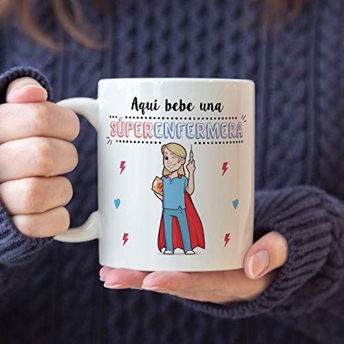 MUGFFINS Enfermera Tazas Originales de café y Desayuno para Regalar a Trabajadores Profesionales - AQUÍ Bebe UNA SÚPER Enfermera - Cerámica 350 ml