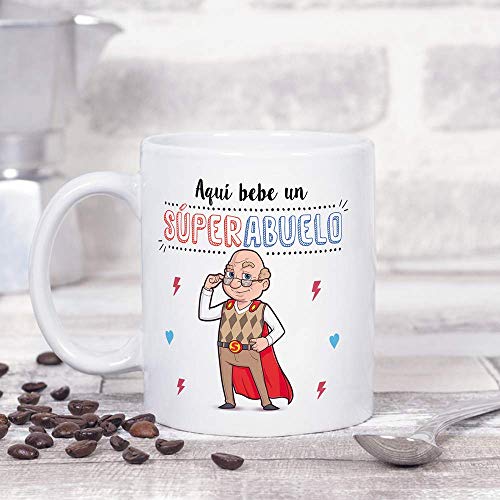 MUGFFINS Taza Abuelo - Aquí Bebe Un Super Abuelo - Taza Desayuno/Idea Regalo Original/Día del Padre para Abuelitos. Cerámica 350 mL