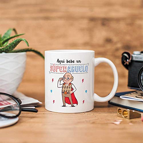 MUGFFINS Taza Abuelo - Aquí Bebe Un Super Abuelo - Taza Desayuno/Idea Regalo Original/Día del Padre para Abuelitos. Cerámica 350 mL