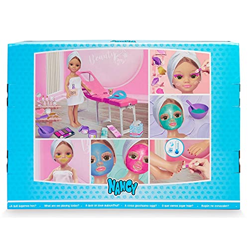 Nancy - Un día de spa, muñeca con toalla y tumbona de spa, set para hacer mascarillas, maquillaje de purpurina y accesorios de belleza, para niñas y niños a partir de 3 años, Famosa, (700016639)