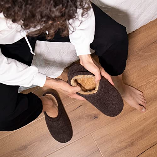 ZIZOR Pantuflas acogedoras de espuma viscoelástica con forro polar, suela de goma antideslizante para interiores y exteriores con vendaje elástico unilateral, color Marrón, talla 42 2/3 EU