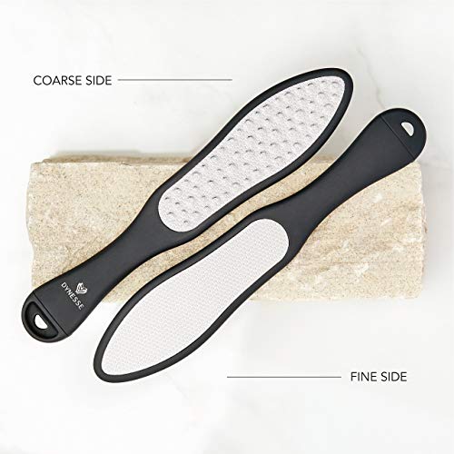 Lima de Pies Premium de Corte Láser con Mini Lima de Durezas de DYNESSE. Escofina Callos con Diseño Ergonómico. Limpiador Pies de Acero Inoxidable para Spa y Pedicura. Elimina las Pieles Muertas