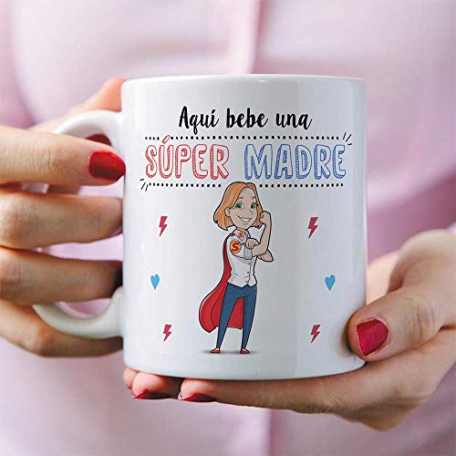 MUGFFINS Tazas Mama para Madres - AQUÍ Bebe UNA Super Madre - Taza Desayuno Original 350 ml - Idea Regalo para el día de la Madre