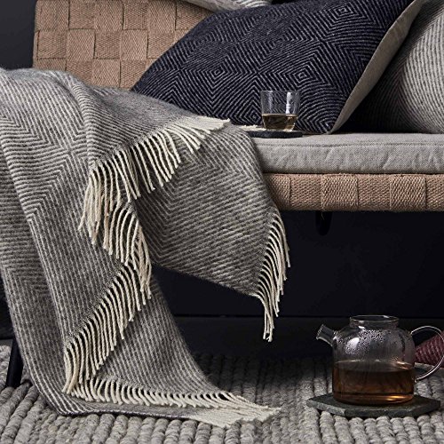 URBANARA 140x220 cm Manta de Lana ‘Gotland’ Gris/Crema — 100% Pura Lana escandinava — Ideal como Manta o Plaid para sofá y Cama — Manta cálida de Lana Virgen con Flecos