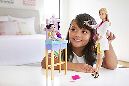 Barbie Pediatra Muñeca rubia doctora con bebé, consulta médica de juguete y accesorios (Mattel GTN51)