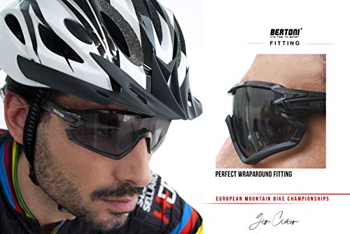 BERTONI Gafas Ciclismo Running MTB Esquí Tennis Padel Polaridas Fotocromaticas mod. Quasar (Negro/Fotocromaticas)