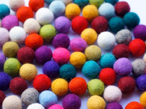 Colección llena de color de 100 bolas de fieltro "Wonder Mix" de 2,2 cm de grosor, hechas de pura lana merino para elaborar guirnaldas, móviles y macetas, o solo para decoración.