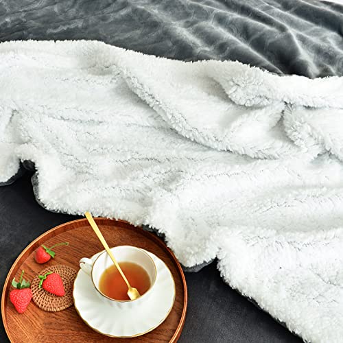 Amazon Brand-Umi Manta para Sofá 220 x 240 cm, Manta de Sherpa y Franela Reversible Suave y Cálida Invierno, Manta Polar, Manta Pelo Microfibra para Sofá / Cama / Coche / Sillón, Gris