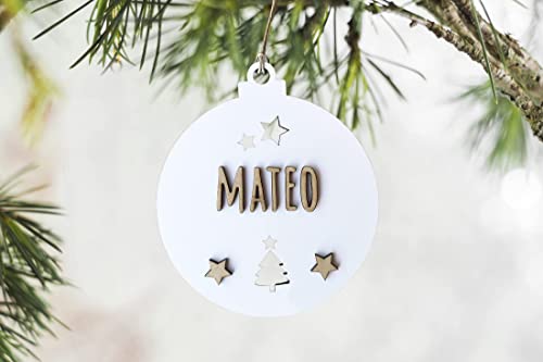 KARIVOO Bola para árbol de navidad personalizable con nombre, en color blanco y madera MDF, cordel incluido.