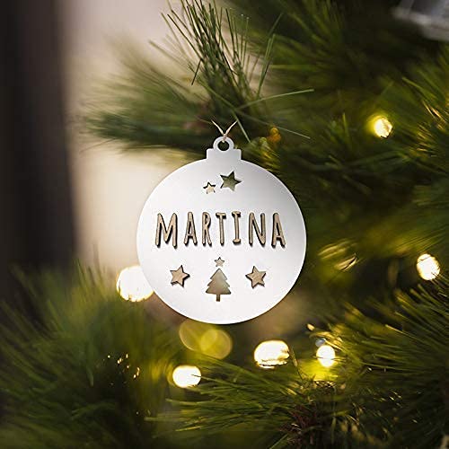 KARIVOO Bola para árbol de navidad personalizable con nombre, en color blanco y madera MDF, cordel incluido.