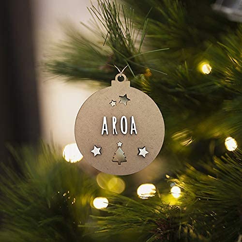 KARIVOO Bola para árbol de navidad personalizable con nombre, en color blanco y madera MDF, cordel incluido.