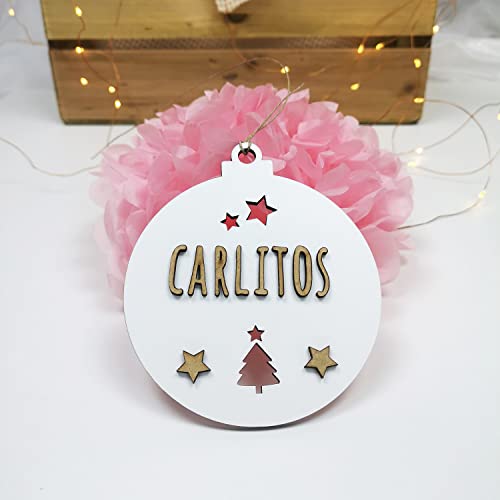 KARIVOO Bola para árbol de navidad personalizable con nombre, en color blanco y madera MDF, cordel incluido.