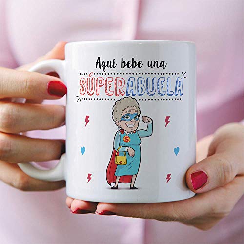 MUGFFINS Taza Abuela - Aquí Bebe una Super Abuela - La Mejor Taza Desayuno del Mundo - Taza Desayuno/Idea Regalo Original/Día de la Madre para Abuel