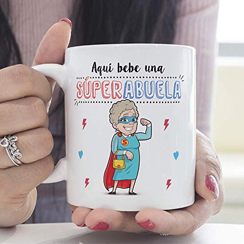 MUGFFINS Taza Abuela - Aquí Bebe una Super Abuela - La Mejor Taza Desayuno del Mundo - Taza Desayuno/Idea Regalo Original/Día de la Madre para Abuel