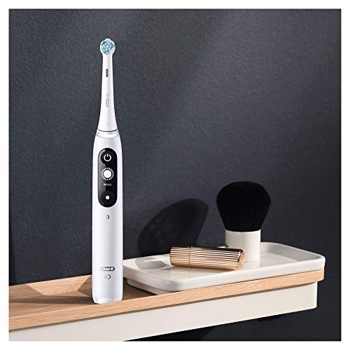 Oral-B iO 7N Cepillo de Dientes Eléctrico con Mango Recargable, Tecnología Magnética de Braun, 1 Cabezal de Recambio, Pantalla Blanco/Negro y Estuche de Viaje Premium - Blanco