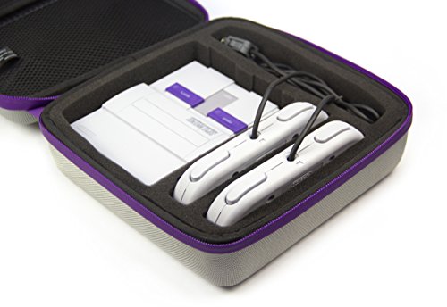 Amazon Basics - Funda de transporte para Super NES Classic y accesorios, 21,6 x 8,9 x 21,6 cm, color gris con borde morado