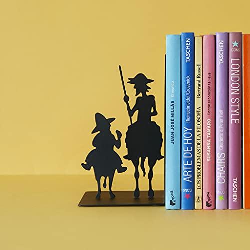 Balvi - Don Quijote sujeta Libros de Metal. Inspirado en la Obra de Cervantes.