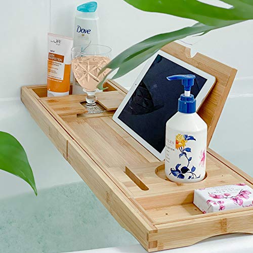 Deep Calm Bandeja de Baño - Tabla Extensible de Bambú para Bañera - Ajustable Antideslizante, se Adapta a la Mayoría de las Bañeras - Accesorio de Baño de Lujo para Libro, iPad, Teléfono, Vidrio, Vela