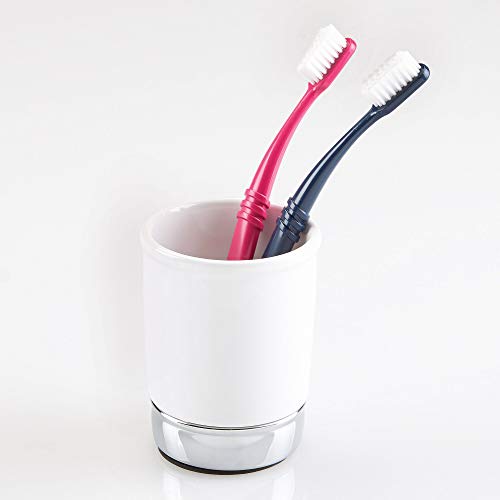 iDesign York Organizador de maquillaje, pequeño vaso portacepillos de dientes de cerámica y metal para encimera, vaso para guardar maquillaje, blanco y plateado