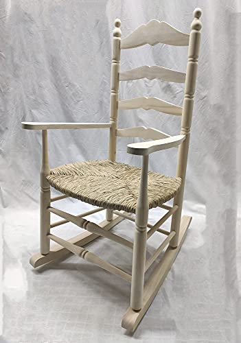 Sillas y Mesas Peña Mecedora de Lactancia con Asiento Tejido con Enea. Madera al Natural para Posterior Pintado.Asiento: 55×46 cm. Altura al Asiento: 45 cm. Altura Respaldo: 108 cm.