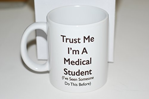 "Trust me I 'm un estudiante de medicina (Yo he visto alguien hacer esto antes de)" taza