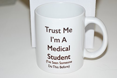 "Trust me I 'm un estudiante de medicina (Yo he visto alguien hacer esto antes de)" taza