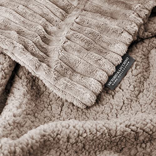 Victorio & Lucchino Manta Plaid Canale con Borreguito Sherpa al Tono - Manta Suave para el Sofa o para Cama (VL-80510) (130x160cm, Camel)