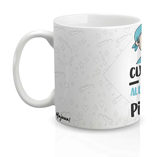 Yujuuu! | Taza personalizable con nombre | Taza cerámica para regalo original Profesión Enfermero. RESISTENTE 100% al microondas y lavavajillas. (Diseño 05) Frase cuidado que pincha