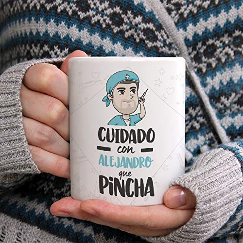 Yujuuu! | Taza personalizable con nombre | Taza cerámica para regalo original Profesión Enfermero. RESISTENTE 100% al microondas y lavavajillas. (Diseño 05) Frase cuidado que pincha